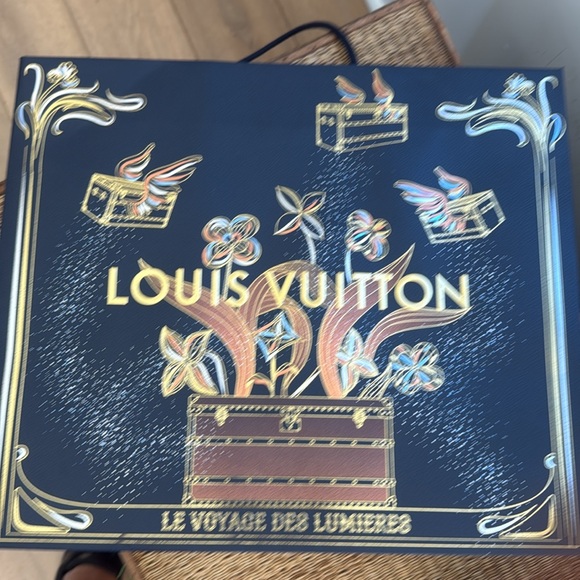 Louis Vuitton holiday box 11x12x6 with gift bag - Picture 4 of 4